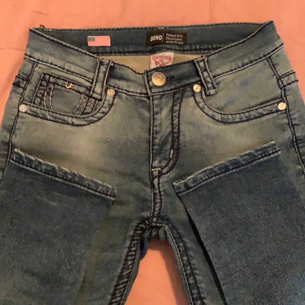 Men’s “Geno” True Religion jeans.